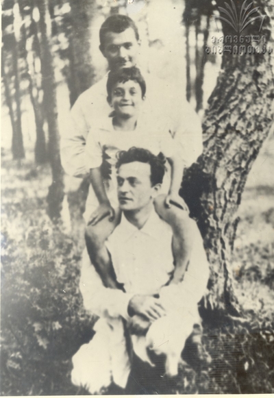 ალექსანდრე ახმეტელი შვილებთან ერთად